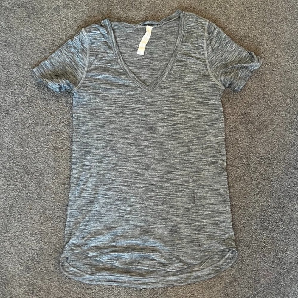 lululemon grey Athletic V-Neck T-Shirt size 2